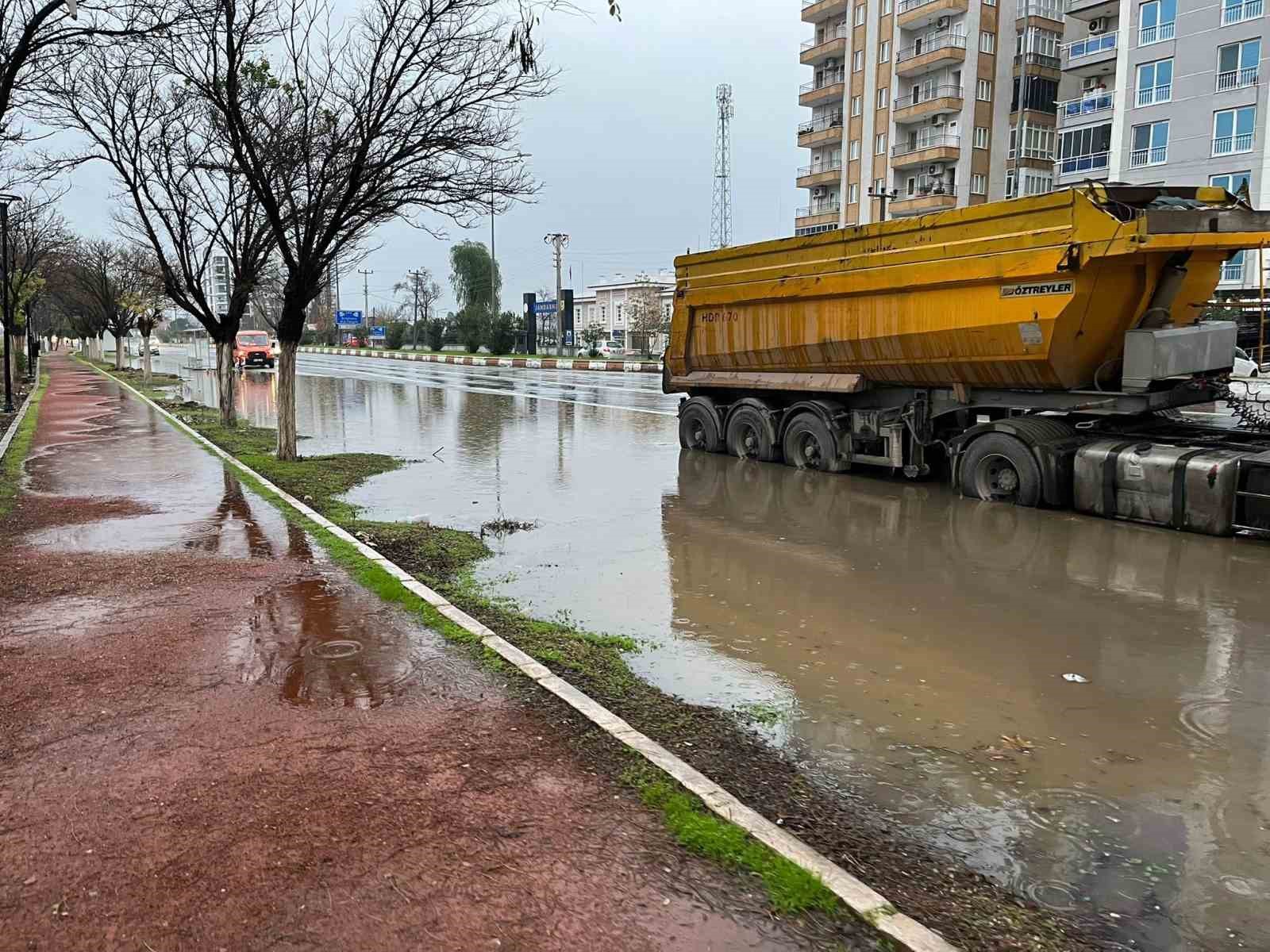 İncirliova’da karayolu göle döndü
