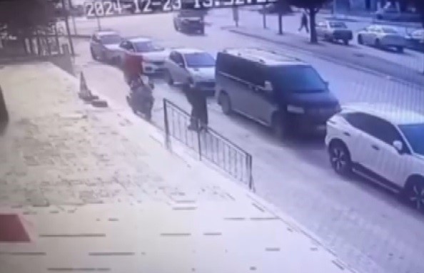 Motokurye boğazına şeker kaçan çocuğu heimlich manevrası ile kurtardı
