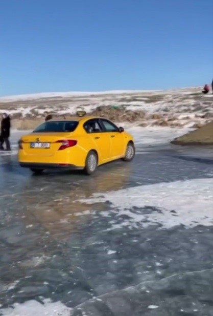 Karslı taksici taksisiyle buz tutan göl üzerine çıktı
