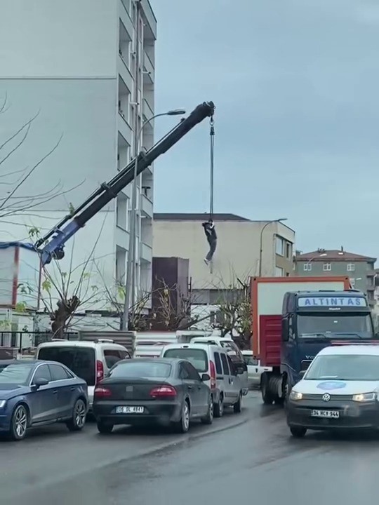 Ataşehir’de vinç halatına tutunarak iniş yapan şahıs kamerada
