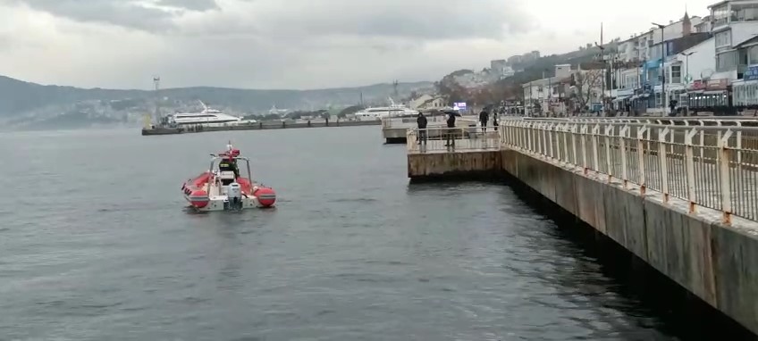 Balık tutarken denize düşen adamı dalgıçlar arıyor
