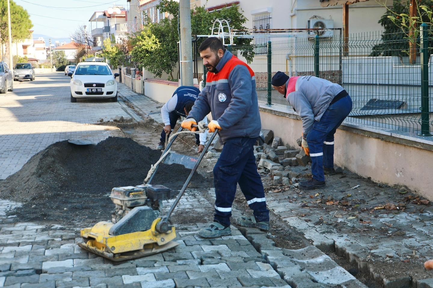 Burhaniye’de çalışmalar aralıksız sürüyor
