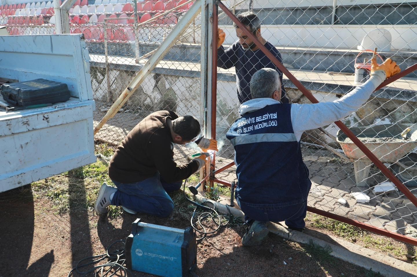 Burhaniye’de çalışmalar aralıksız sürüyor
