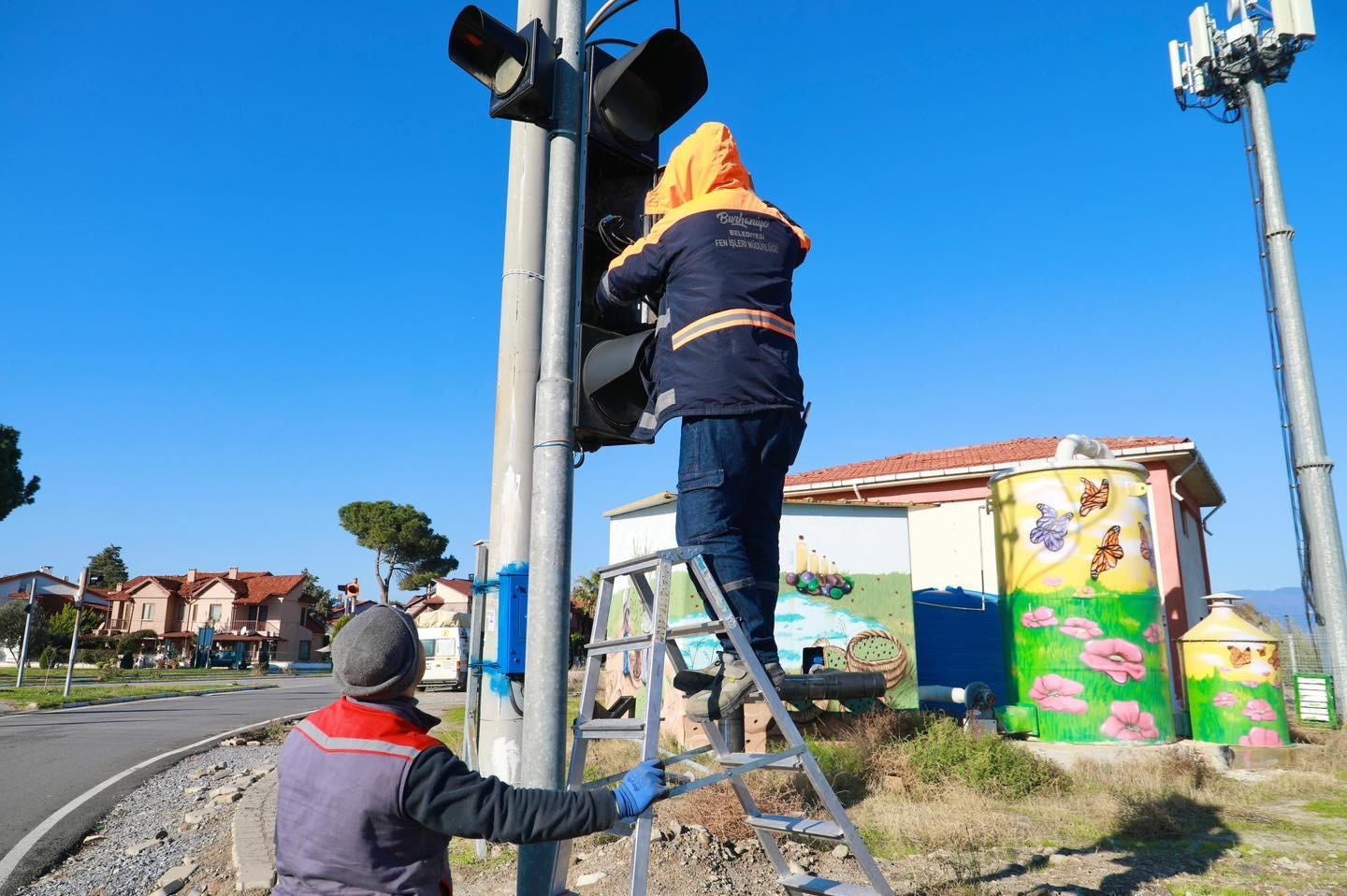 Burhaniye’de çalışmalar aralıksız sürüyor
