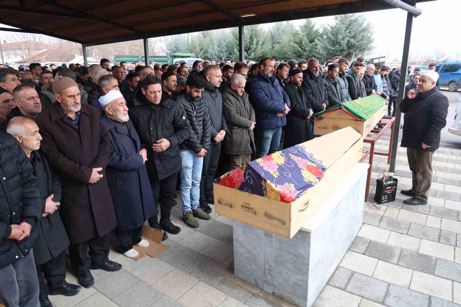 Otobüs kazasında hayatını kaybeden genç çift, yan yana defnedildi
