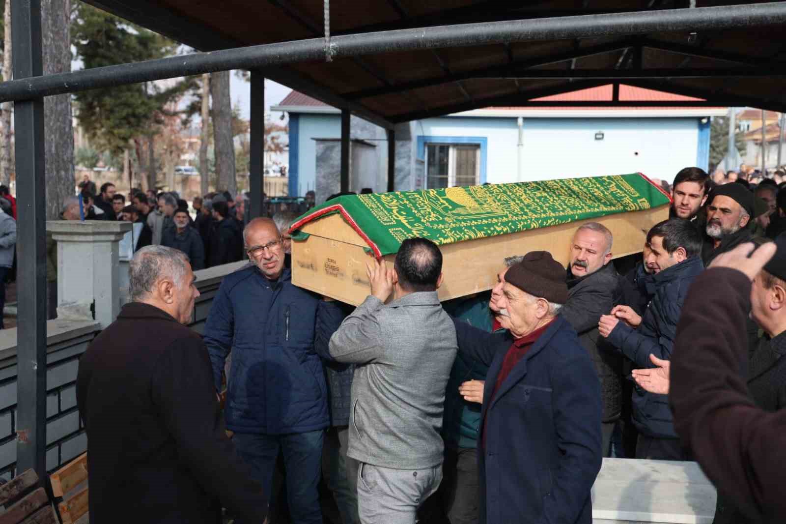 Otobüs kazasında hayatını kaybeden genç çift, yan yana defnedildi
