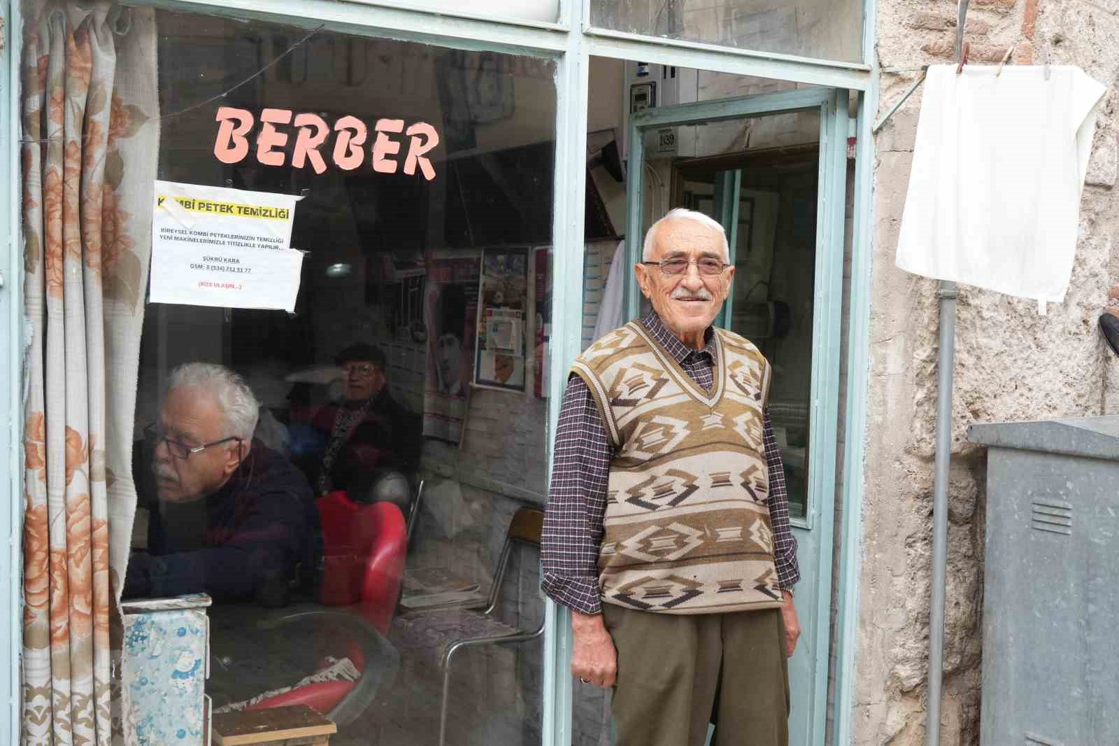 Teknolojiye aldırış etmeyen berber
