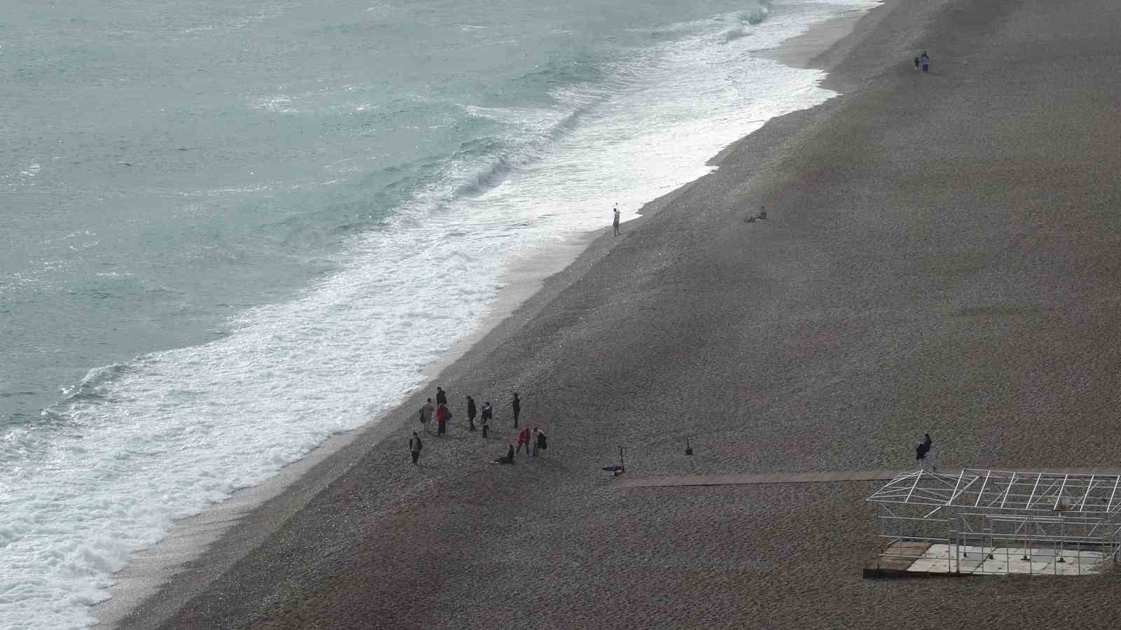 Antalya’da ‘turuncu kod’ uyarısına rağmen güneşli hava ve denizin keyfini çıkardılar
