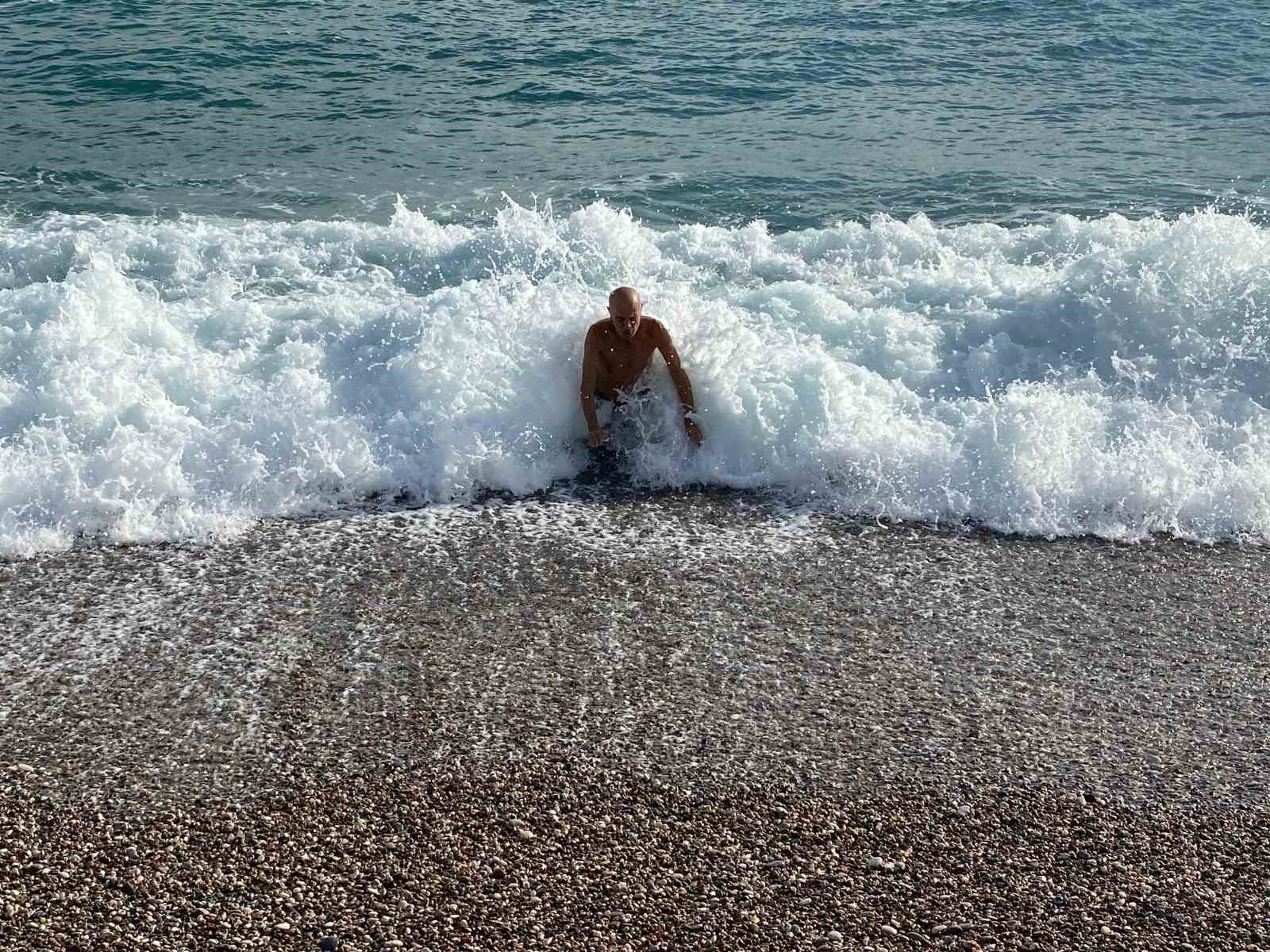 Antalya’da ‘turuncu kod’ uyarısına rağmen güneşli hava ve denizin keyfini çıkardılar
