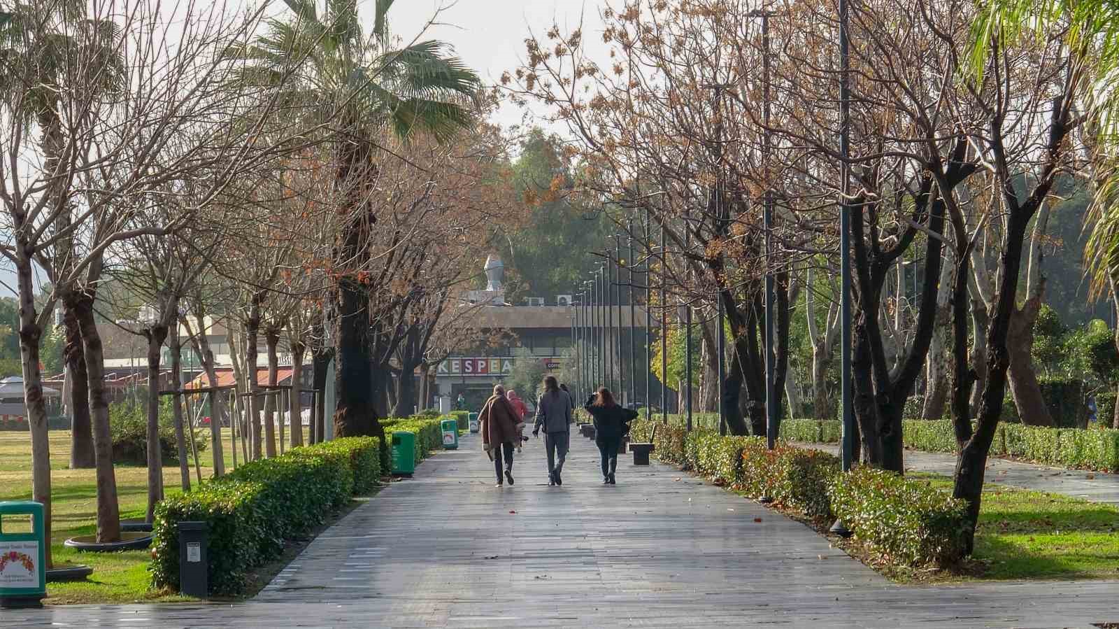 Antalya’da ‘turuncu kod’ uyarısına rağmen güneşli hava ve denizin keyfini çıkardılar
