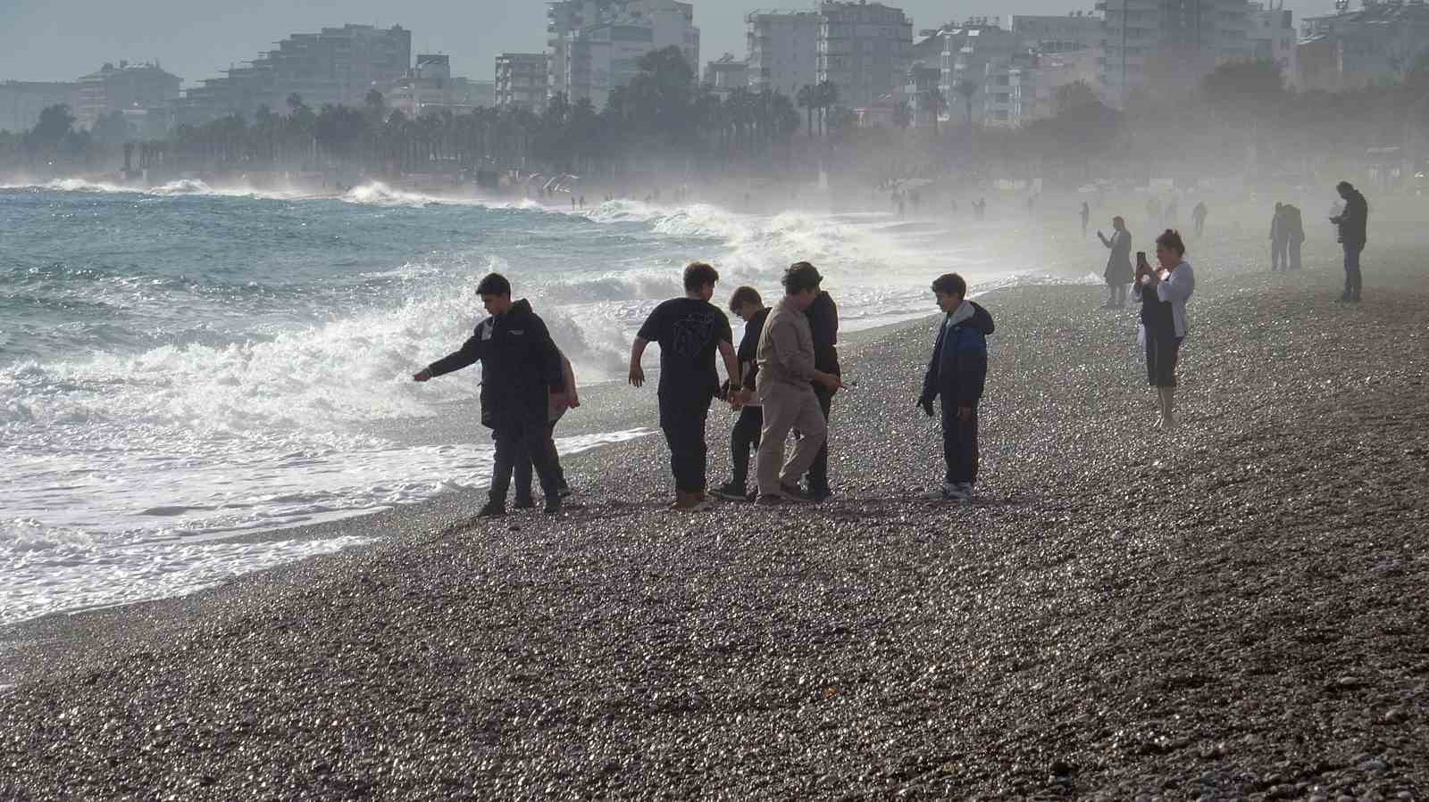 Antalya’da ‘turuncu kod’ uyarısına rağmen güneşli hava ve denizin keyfini çıkardılar
