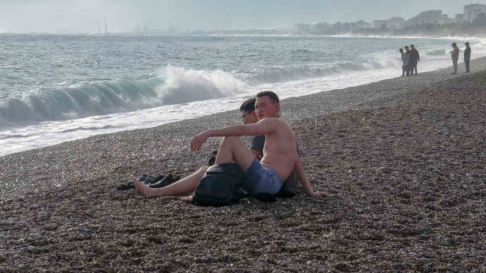 Antalya’da ‘turuncu kod’ uyarısına rağmen güneşli hava ve denizin keyfini çıkardılar
