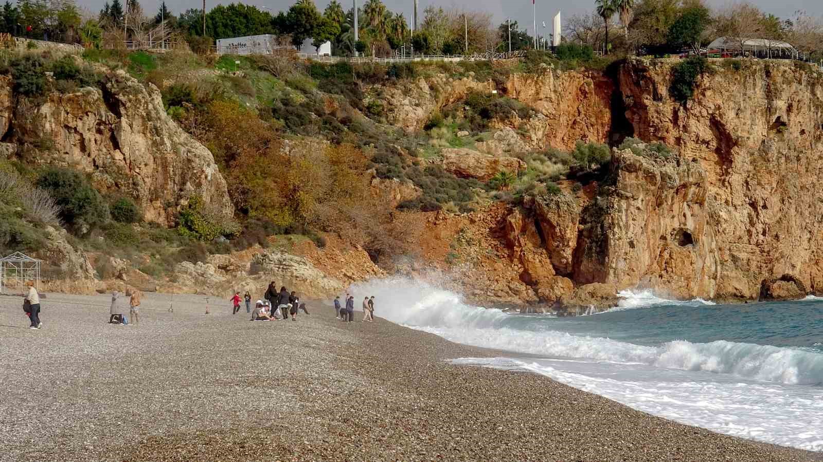 Antalya’da ‘turuncu kod’ uyarısına rağmen güneşli hava ve denizin keyfini çıkardılar
