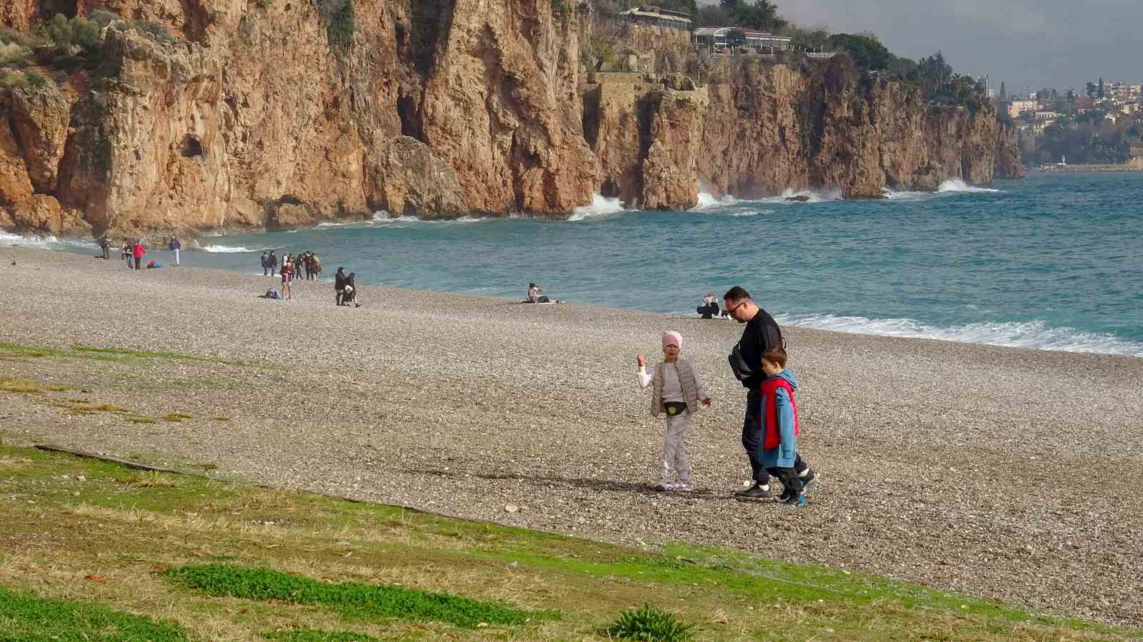 Antalya’da ‘turuncu kod’ uyarısına rağmen güneşli hava ve denizin keyfini çıkardılar
