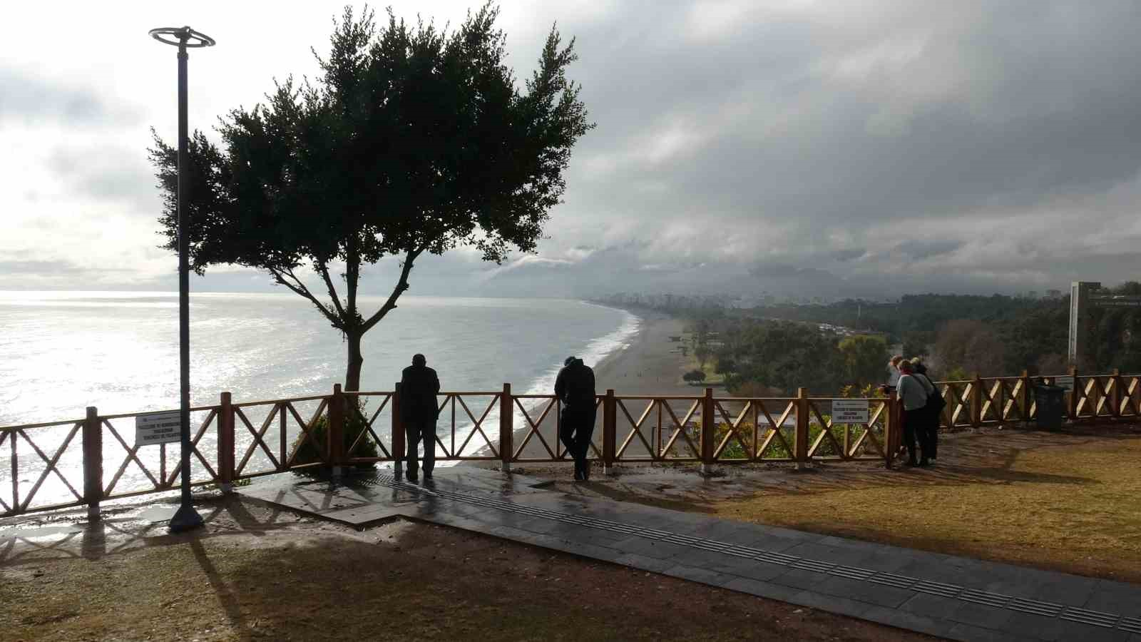 Antalya’da ‘turuncu kod’ uyarısına rağmen güneşli hava ve denizin keyfini çıkardılar
