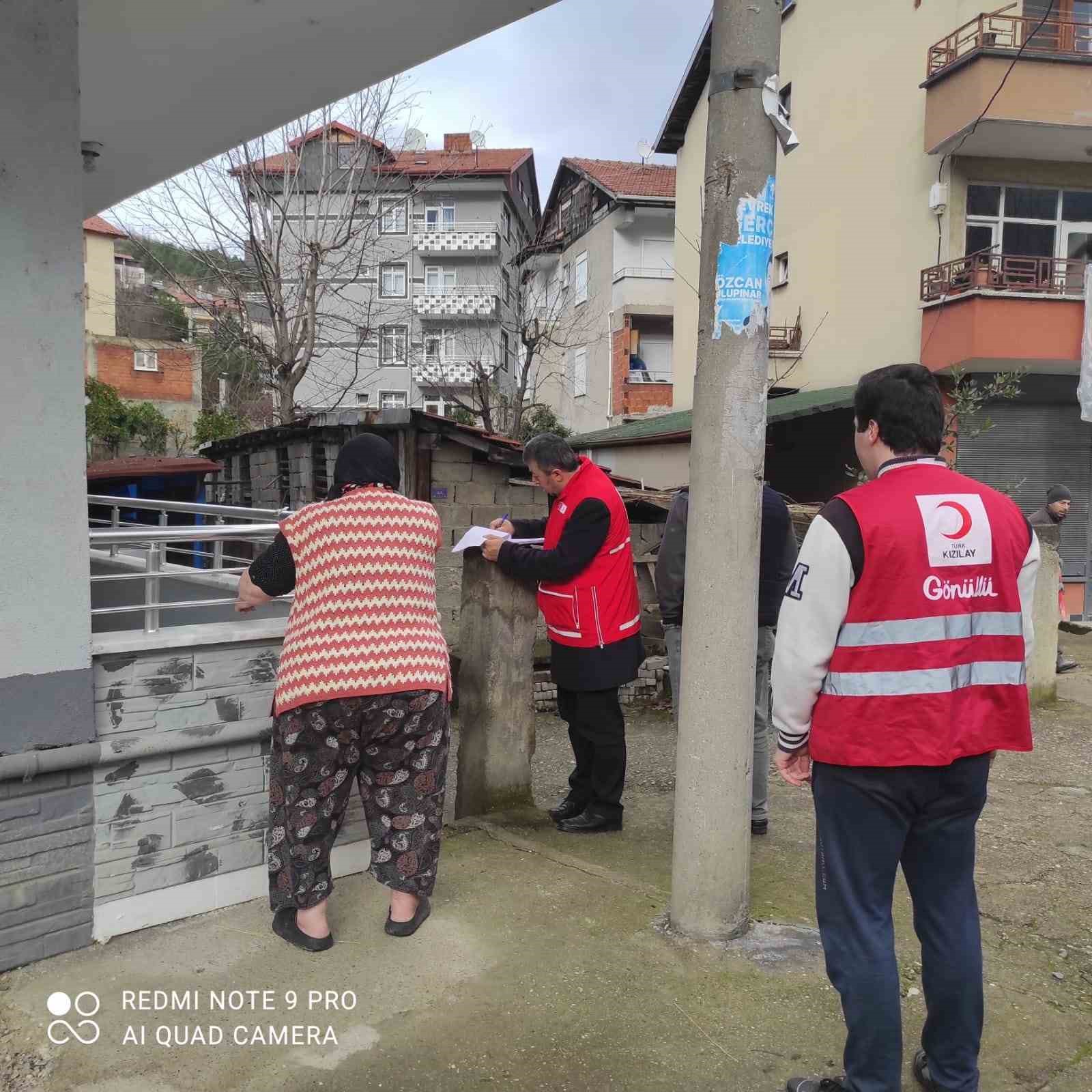 Kızılay yardıma muhtaç kişilere yardım elini uzatmaya devam ediyor
