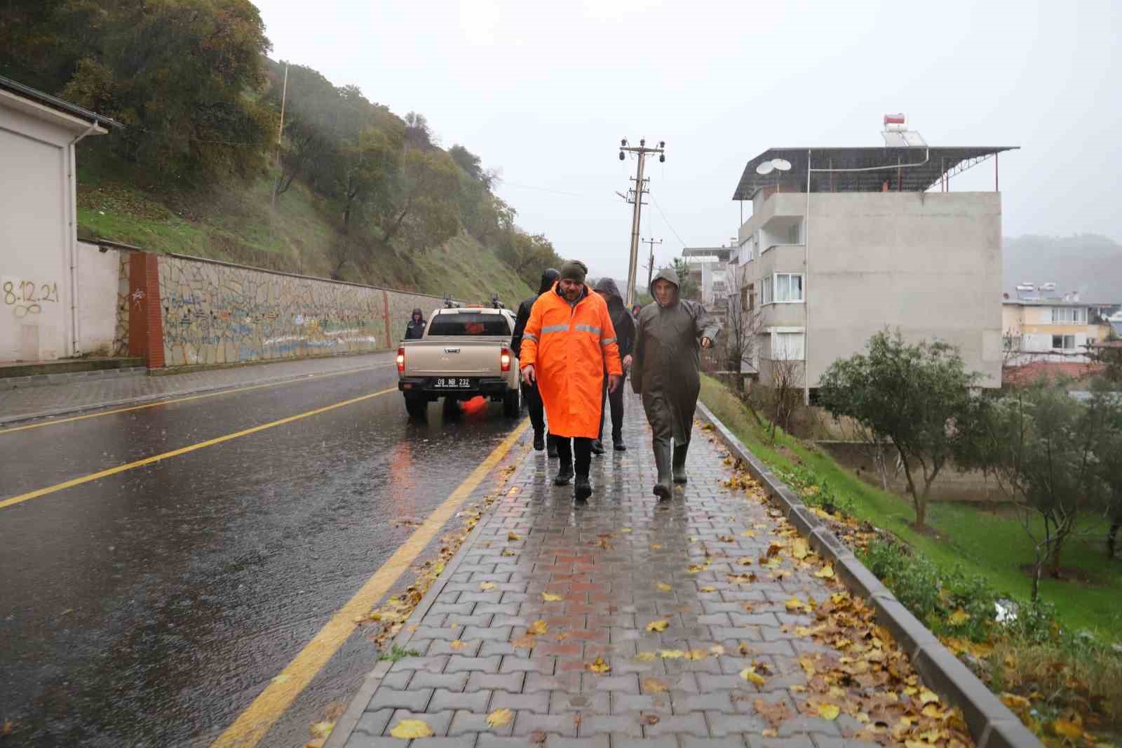 Başkan Tetik heyelan tehlikesi yaşanan bölgeyi inceledi
