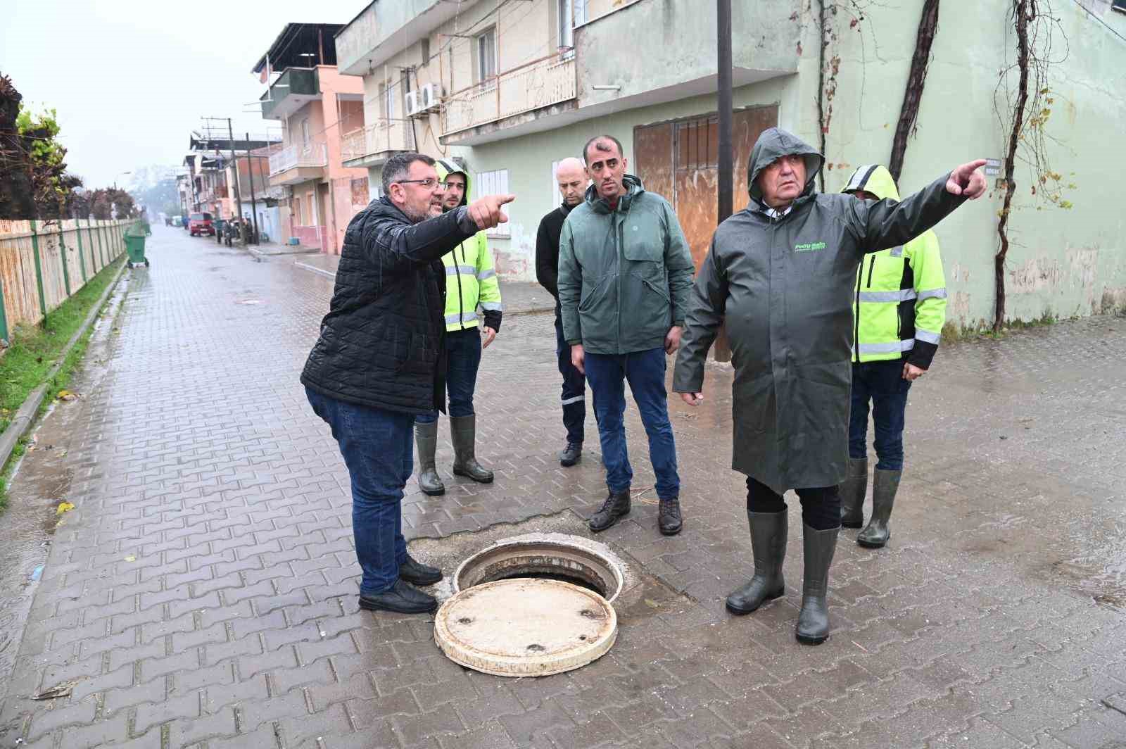 Şiddetli yağışa karşı sahada mücadele sürüyor
