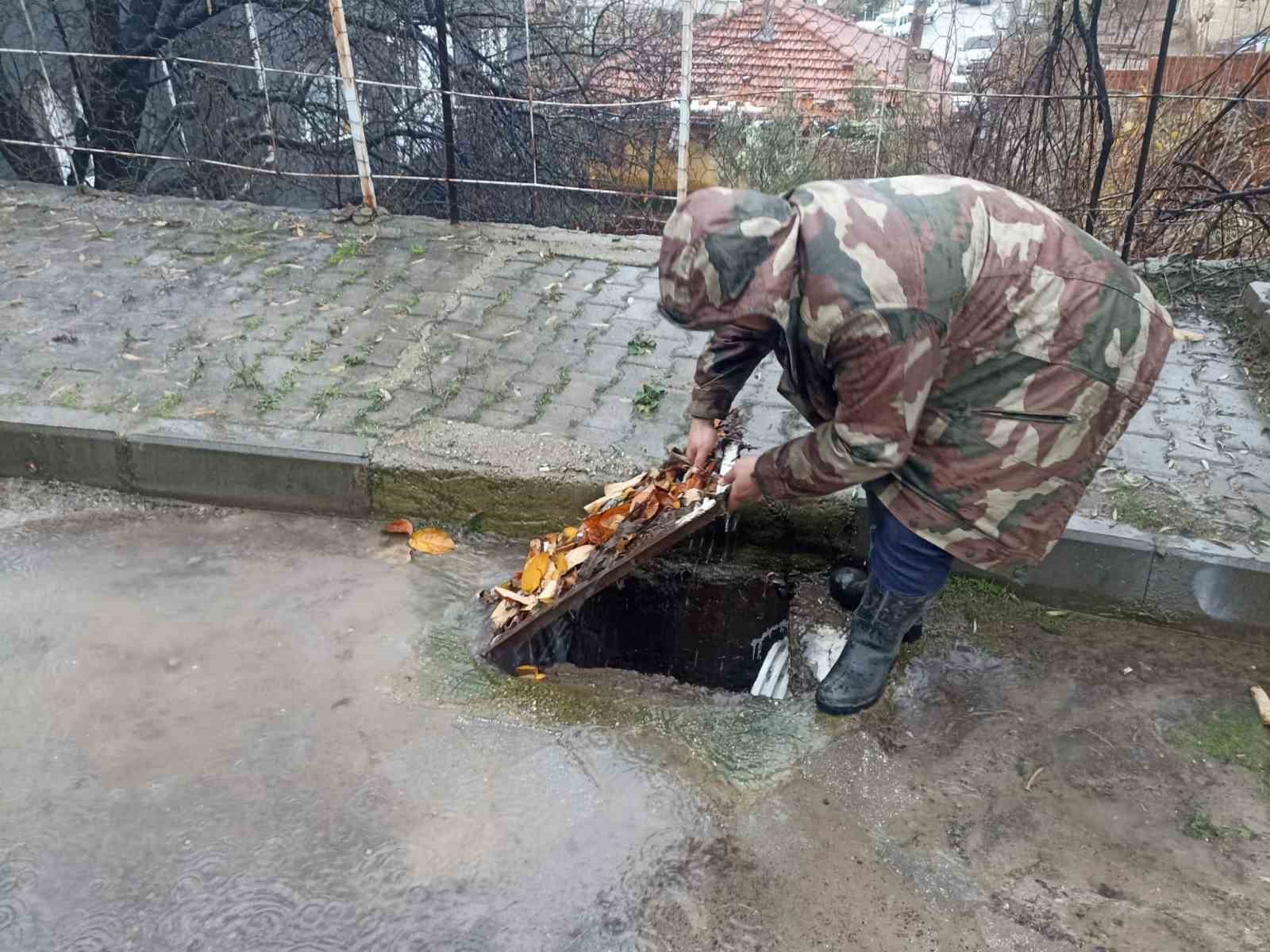 Şiddetli yağışa karşı sahada mücadele sürüyor
