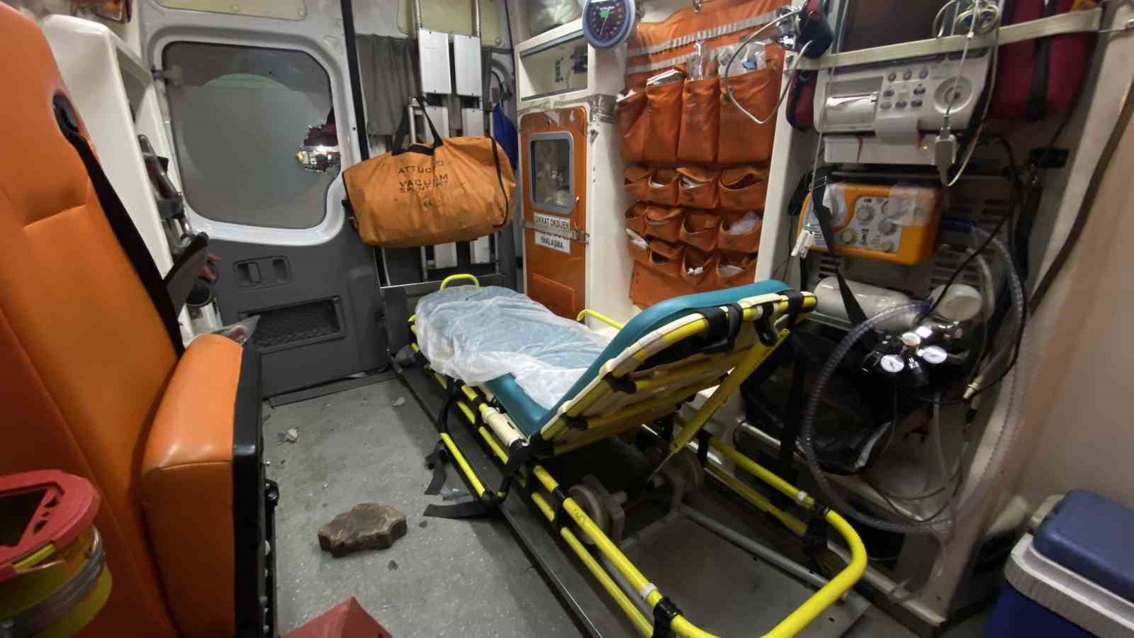 Diyarbakır’da hasta taşıyan ambulansa taşlı saldırı
