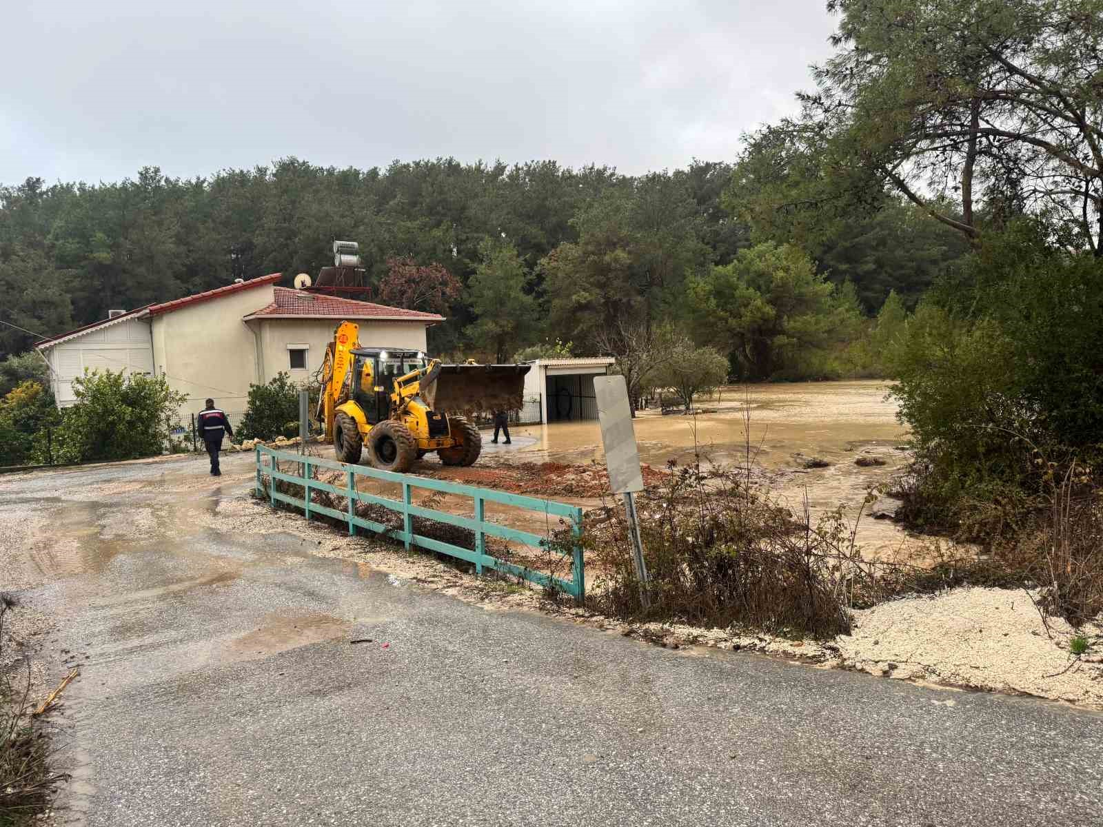 Manavgat’ta büyükşehir ekipleri 51 su baskınına müdahale etti
