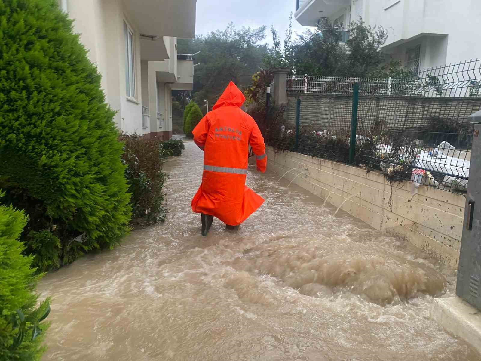 Manavgat’ta büyükşehir ekipleri 51 su baskınına müdahale etti
