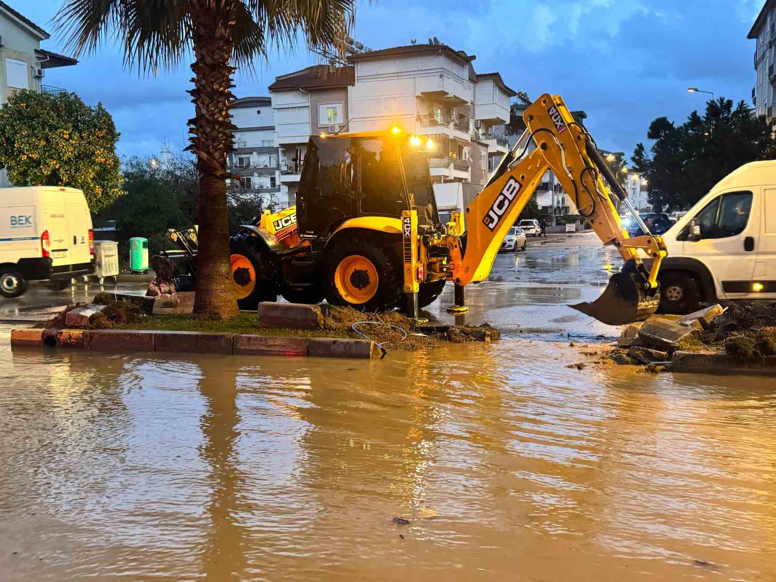 Manavgat’ta büyükşehir ekipleri 51 su baskınına müdahale etti
