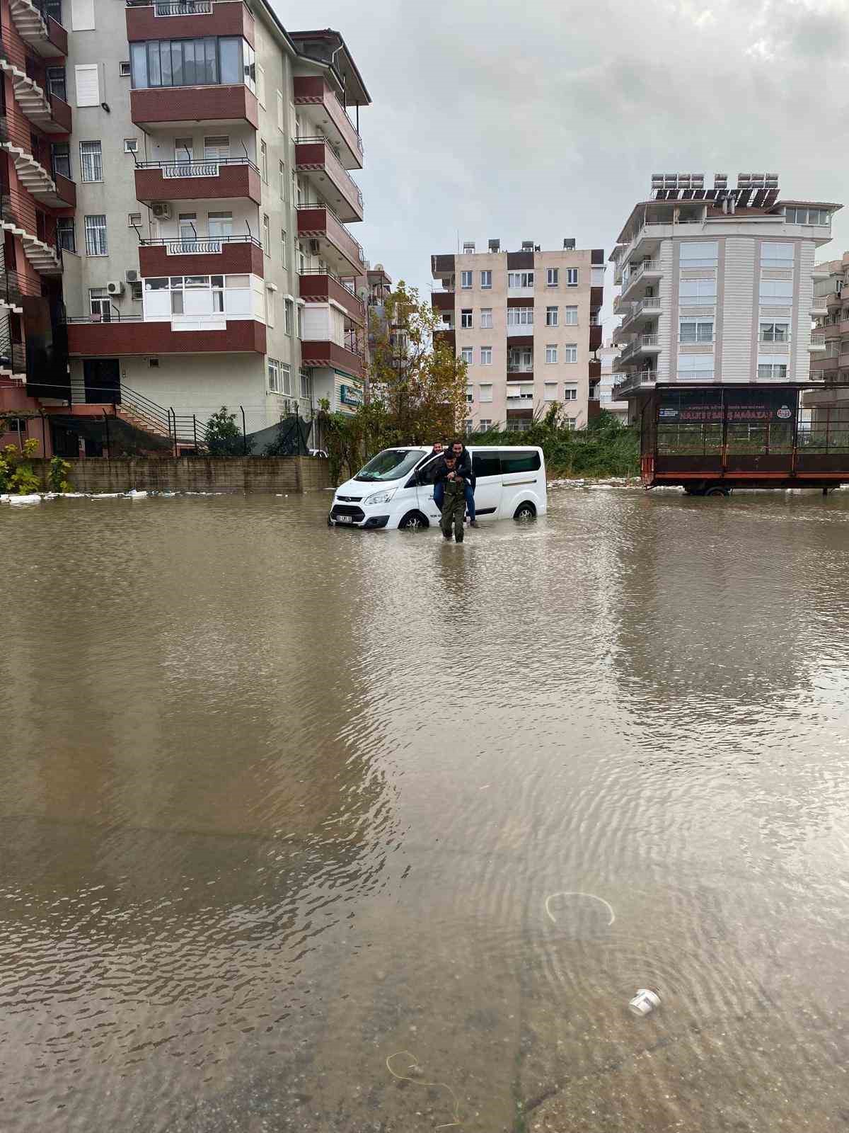 Manavgat’ta büyükşehir ekipleri 51 su baskınına müdahale etti
