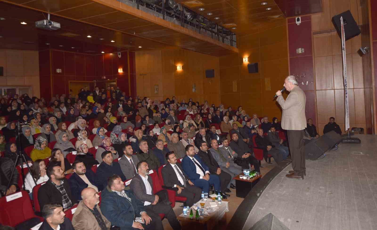 Ünlü yazar ve şair Nurullah Genç Ahlat’ta söyleşi yaptı
