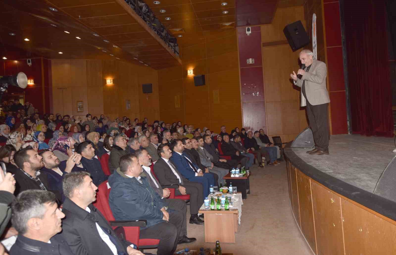 Ünlü yazar ve şair Nurullah Genç Ahlat’ta söyleşi yaptı
