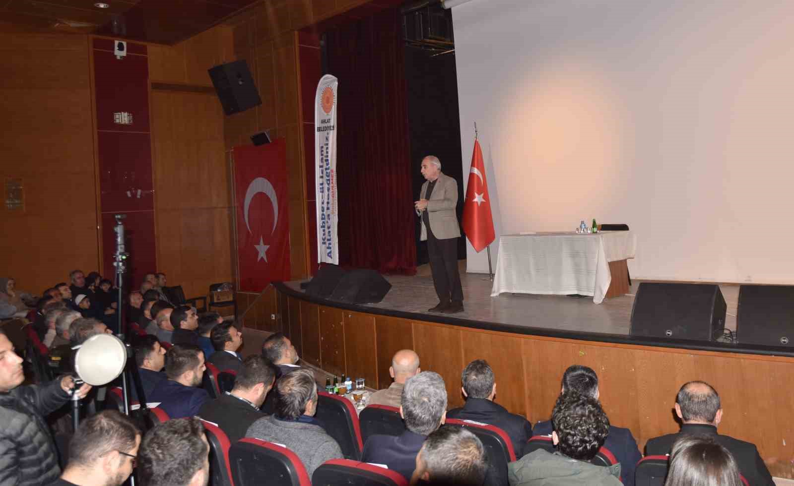 Ünlü yazar ve şair Nurullah Genç Ahlat’ta söyleşi yaptı
