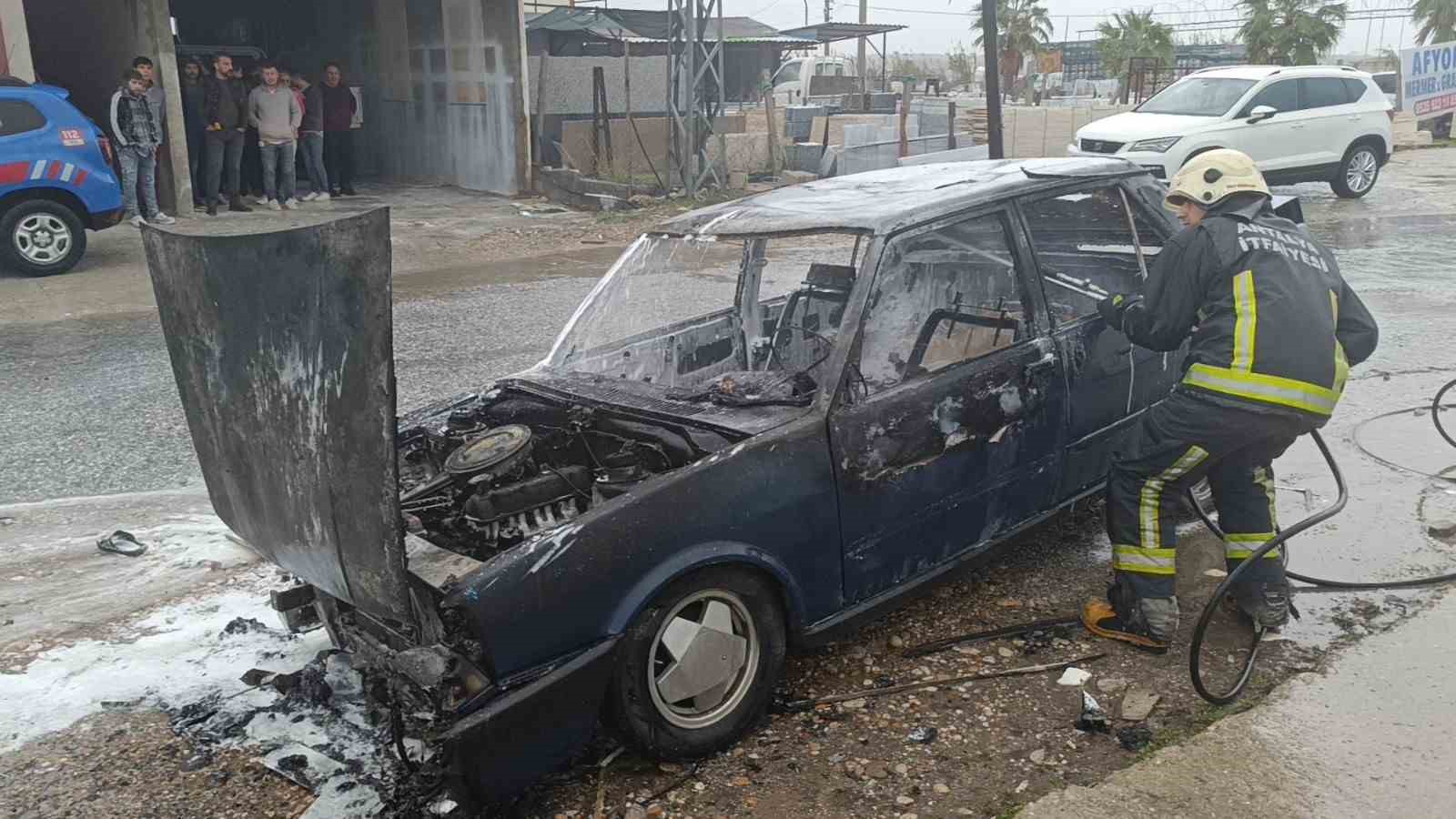 Park halindeki Tofaş, şiddetli yağmura rağmen yanarak kullanılamaz hale geldi
