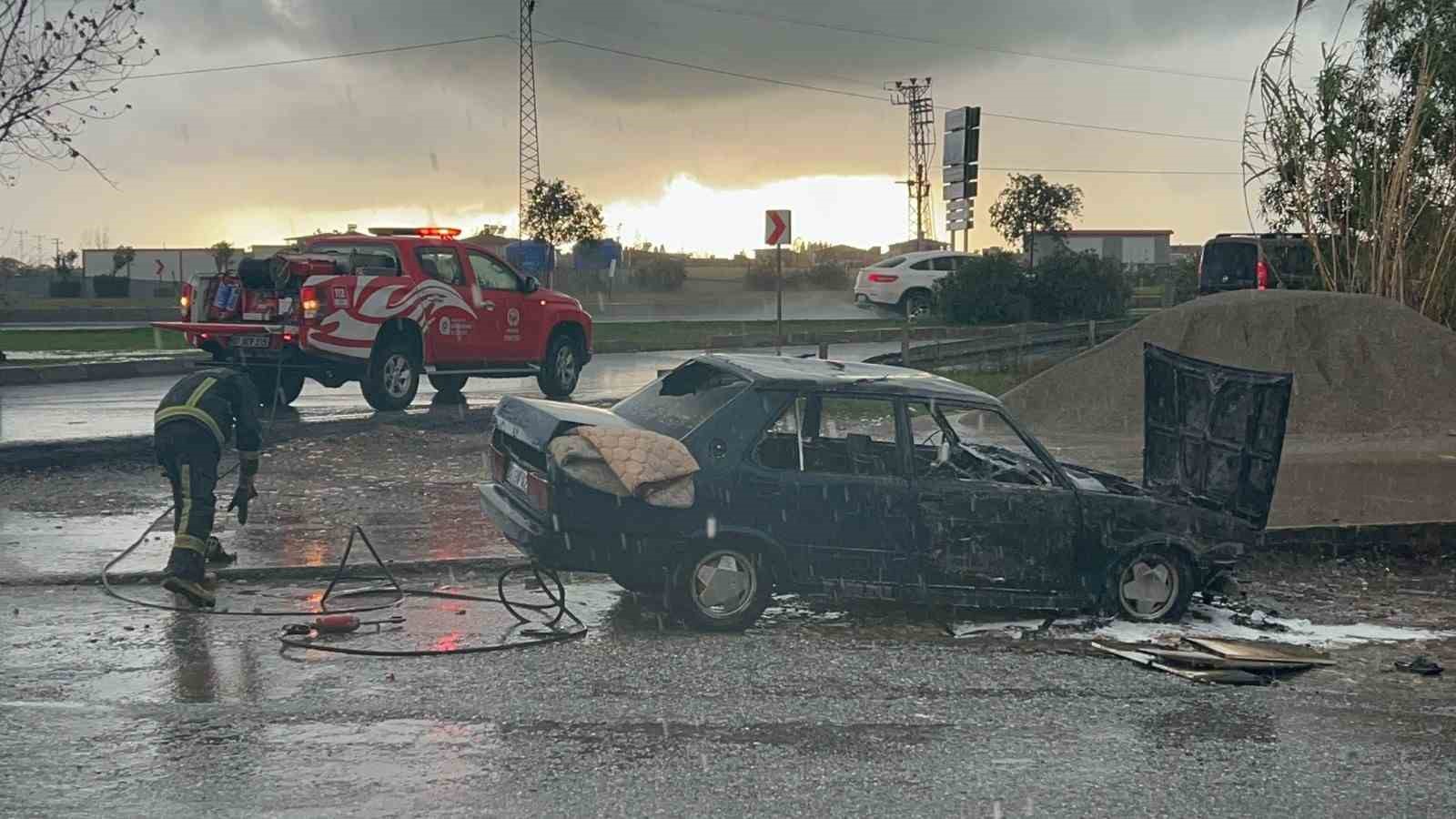 Park halindeki Tofaş, şiddetli yağmura rağmen yanarak kullanılamaz hale geldi
