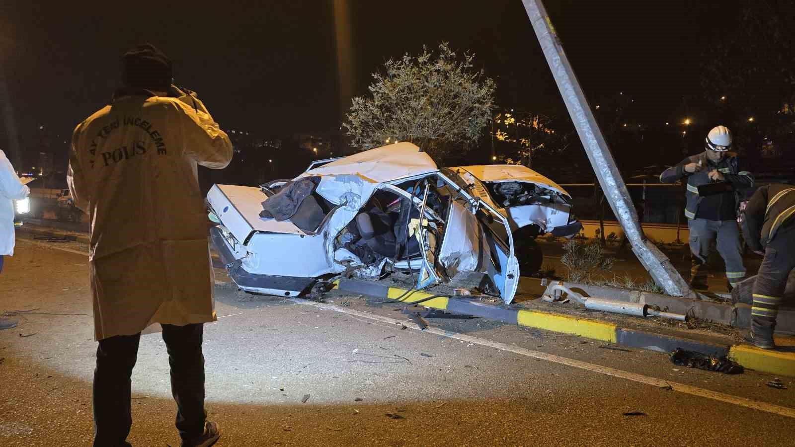 Alkollü ve ehliyetsiz sürücünün Tofaş’la yaptığı hız aydınlatma direğinde bitti
