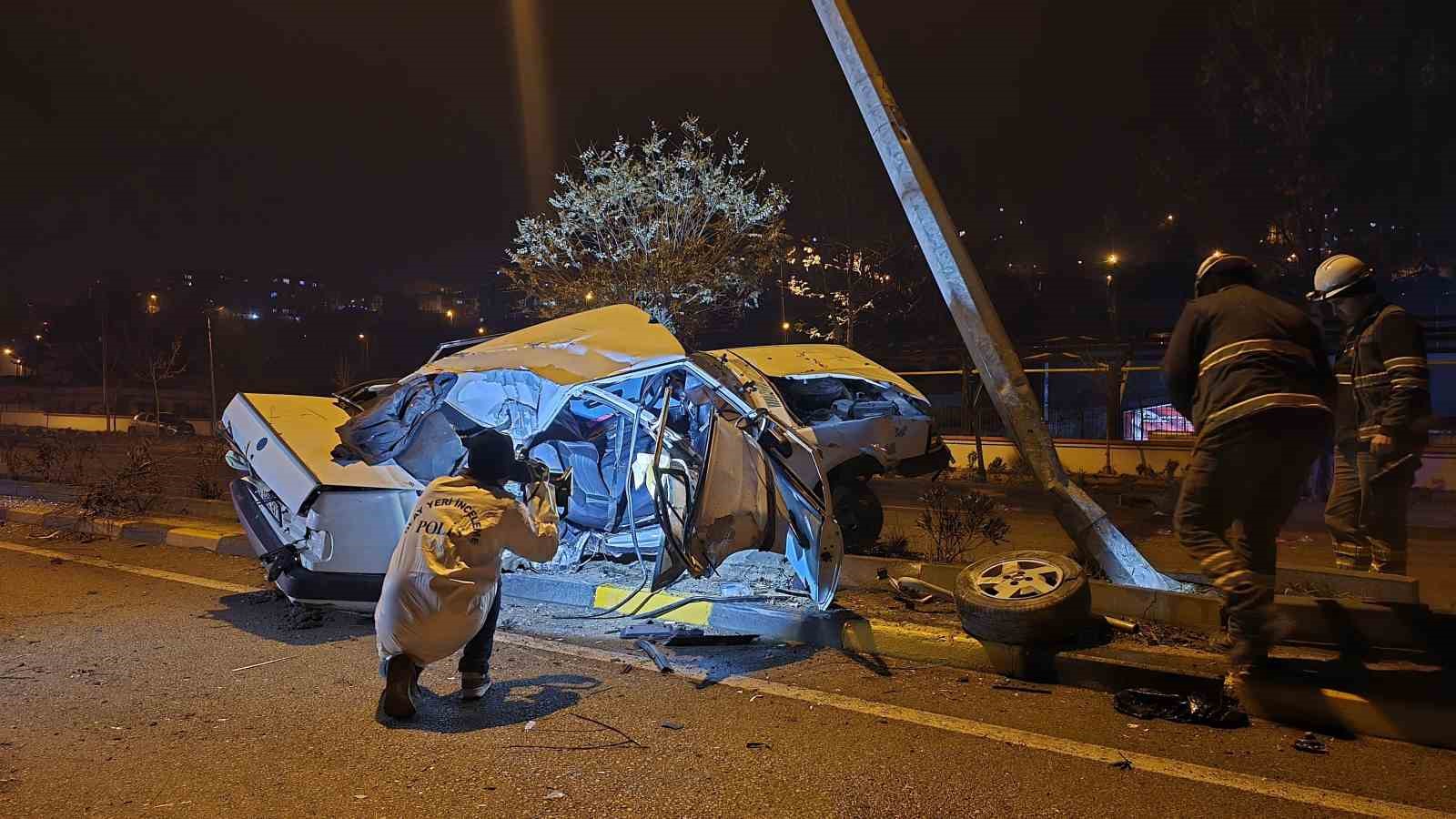 Alkollü ve ehliyetsiz sürücünün Tofaş’la yaptığı hız aydınlatma direğinde bitti
