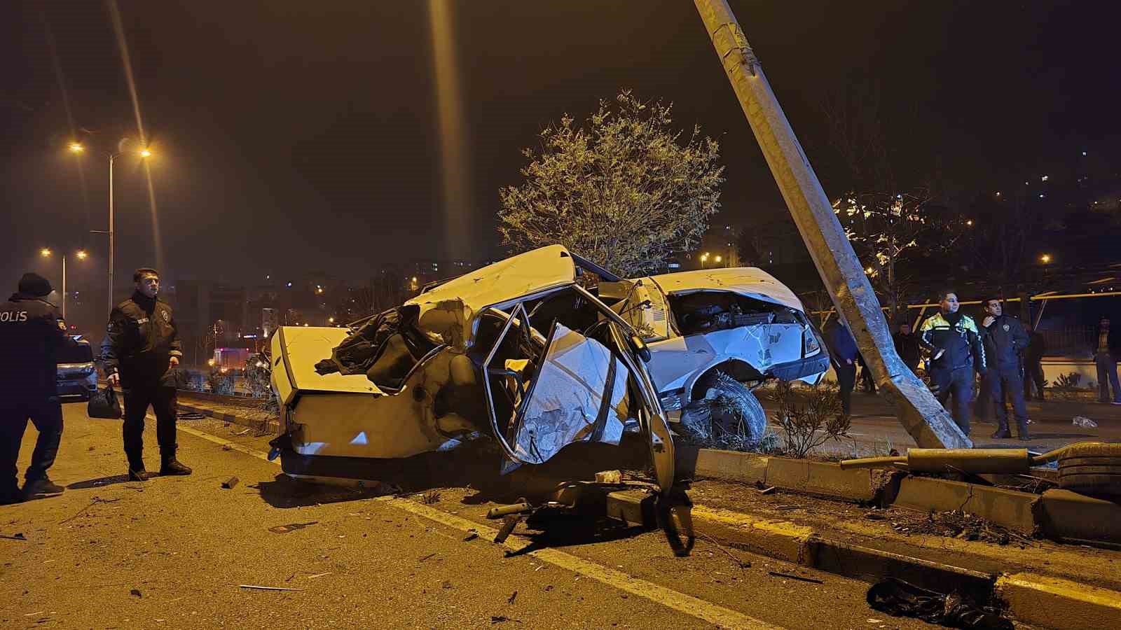 Alkollü ve ehliyetsiz sürücünün Tofaş’la yaptığı hız aydınlatma direğinde bitti
