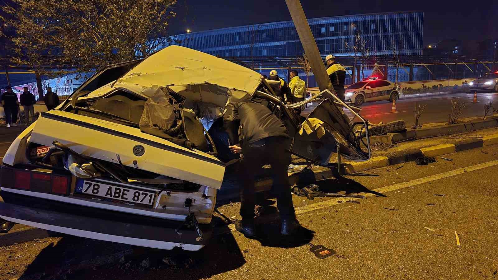 Alkollü ve ehliyetsiz sürücünün Tofaş’la yaptığı hız aydınlatma direğinde bitti
