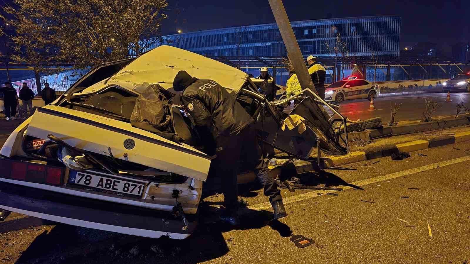 Alkollü ve ehliyetsiz sürücünün Tofaş’la yaptığı hız aydınlatma direğinde bitti
