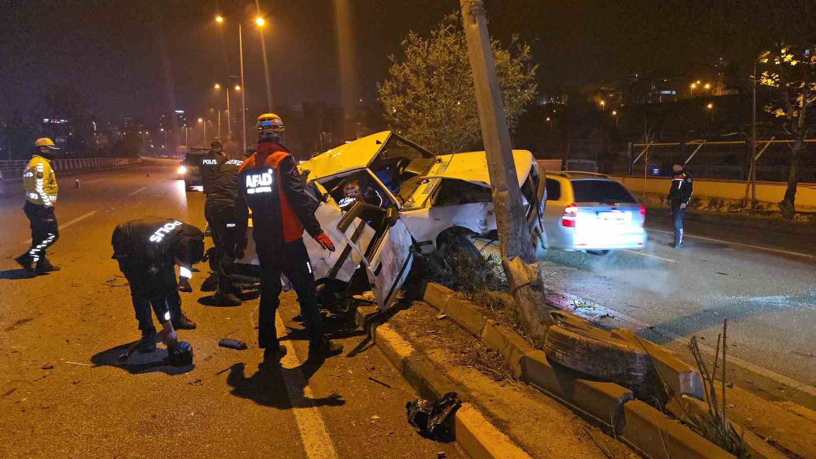 Alkollü ve ehliyetsiz sürücünün Tofaş’la yaptığı hız aydınlatma direğinde bitti
