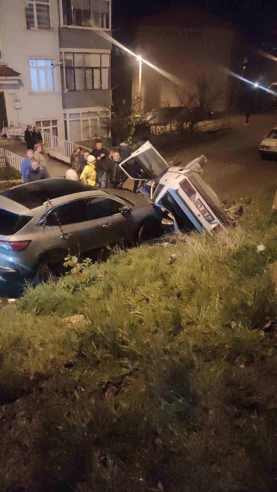 Alkollü ve ehliyetsiz sürücünün Tofaş’la yaptığı hız aydınlatma direğinde bitti
