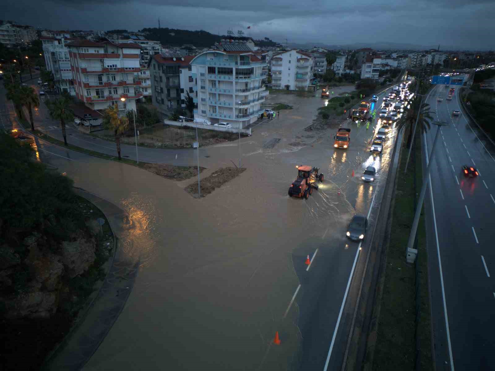 Manavgat’ta yoğun yağış etkili oldu, yollar göle döndü
