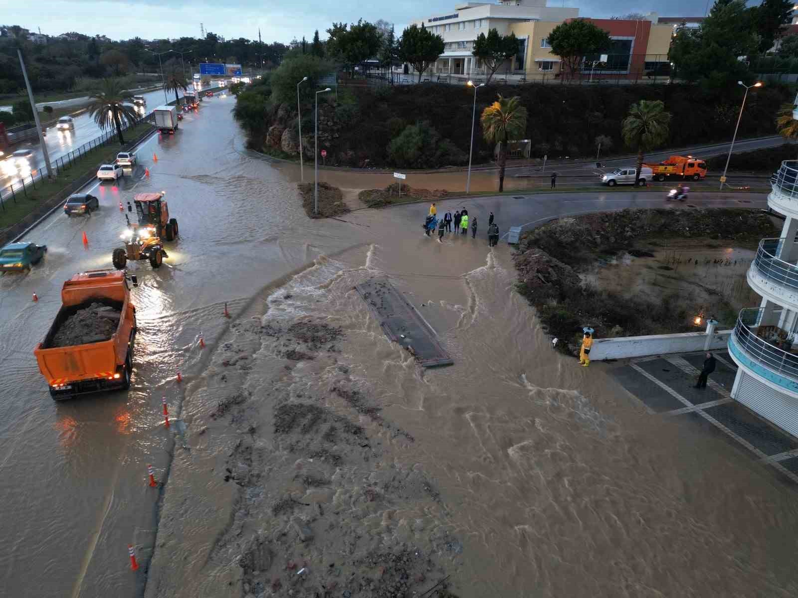 Manavgat’ta yoğun yağış etkili oldu, yollar göle döndü
