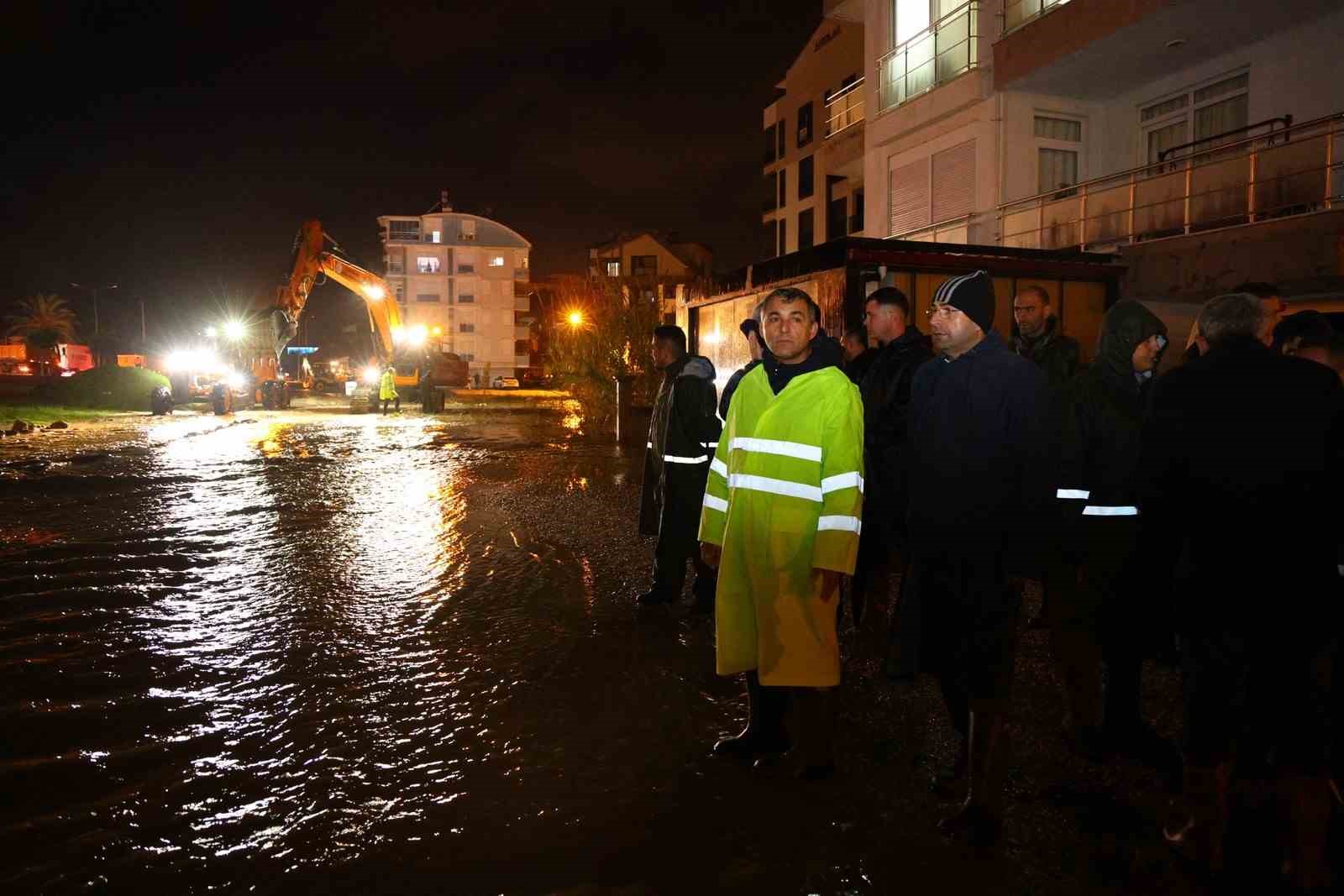 Manavgat’ta yoğun yağış etkili oldu, yollar göle döndü
