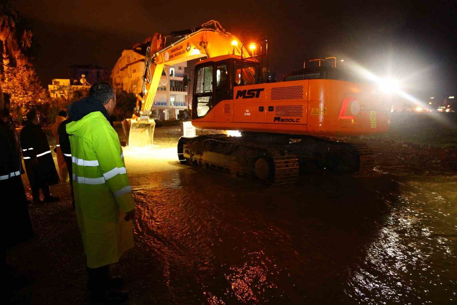 Manavgat’ta yoğun yağış etkili oldu, yollar göle döndü
