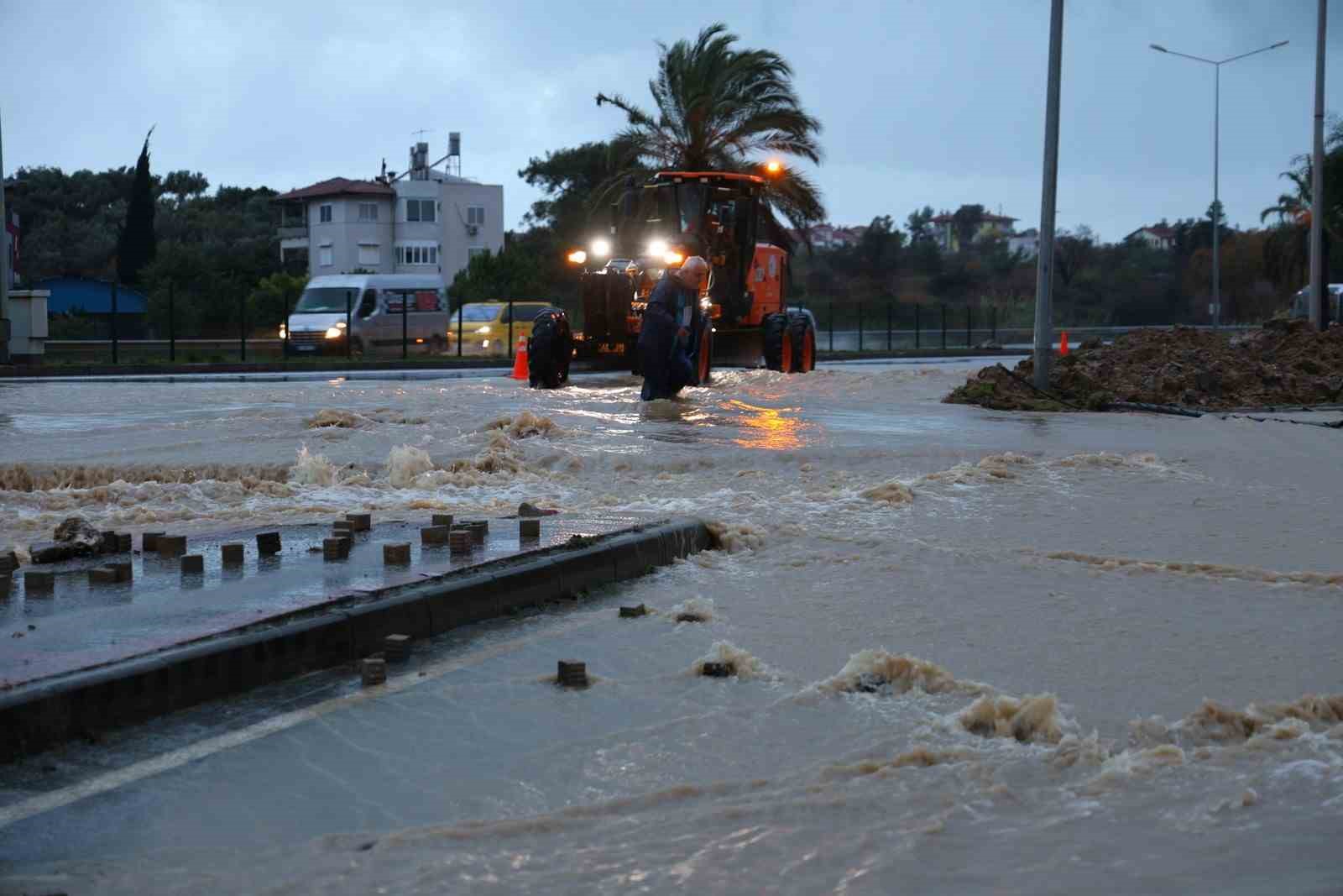 Manavgat’ta yoğun yağış etkili oldu, yollar göle döndü
