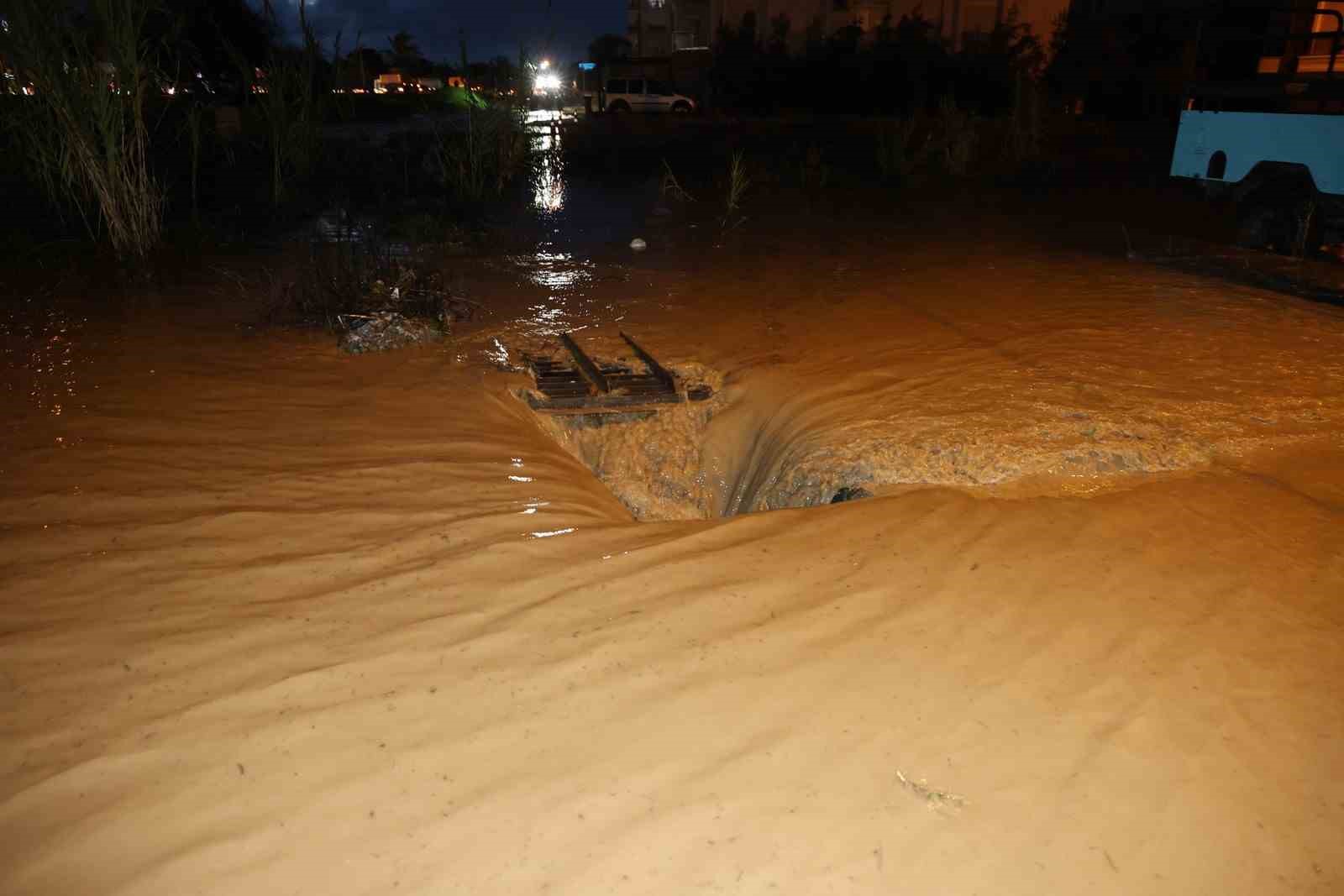 Manavgat’ta yoğun yağış etkili oldu, yollar göle döndü
