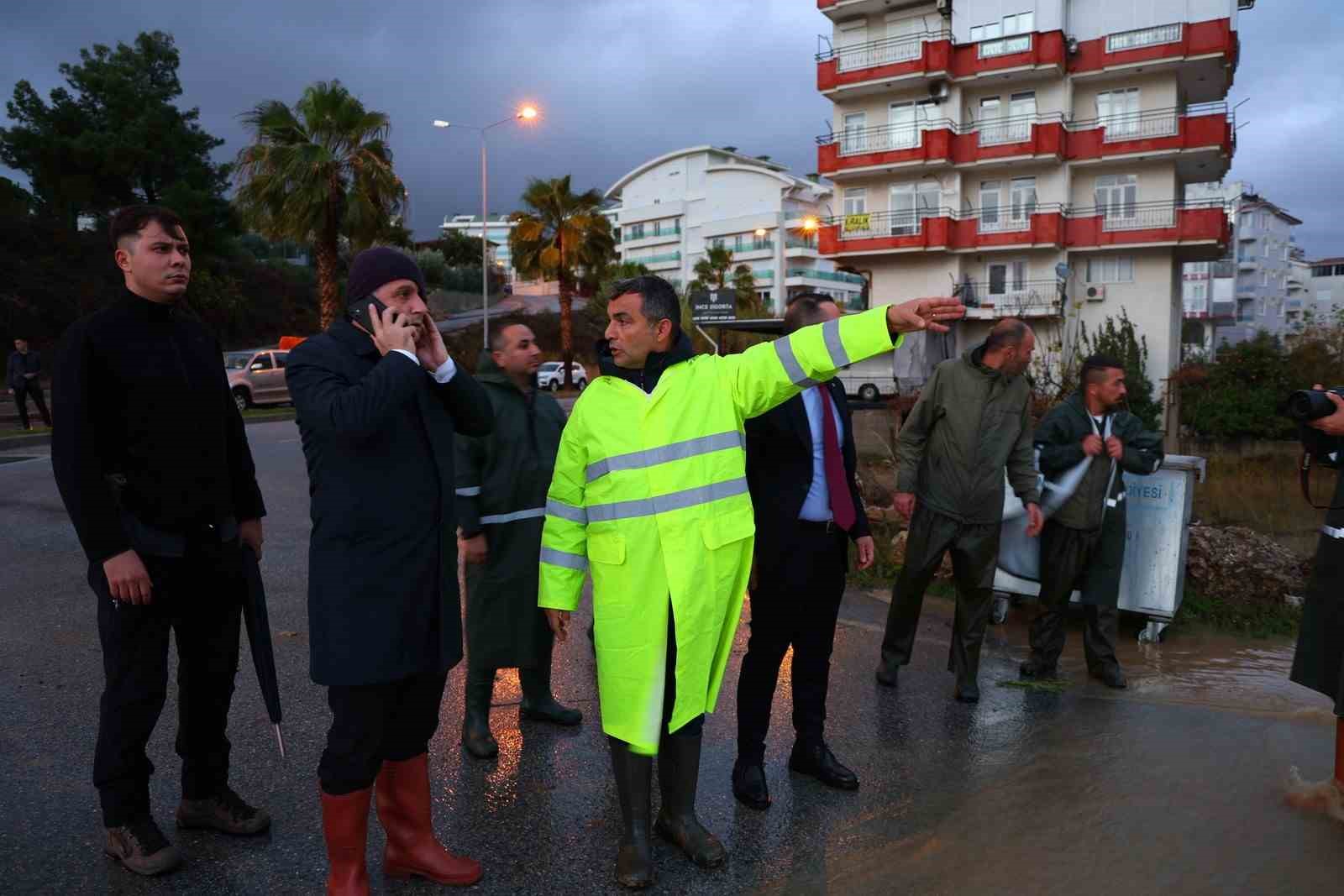 Manavgat’ta yoğun yağış etkili oldu, yollar göle döndü
