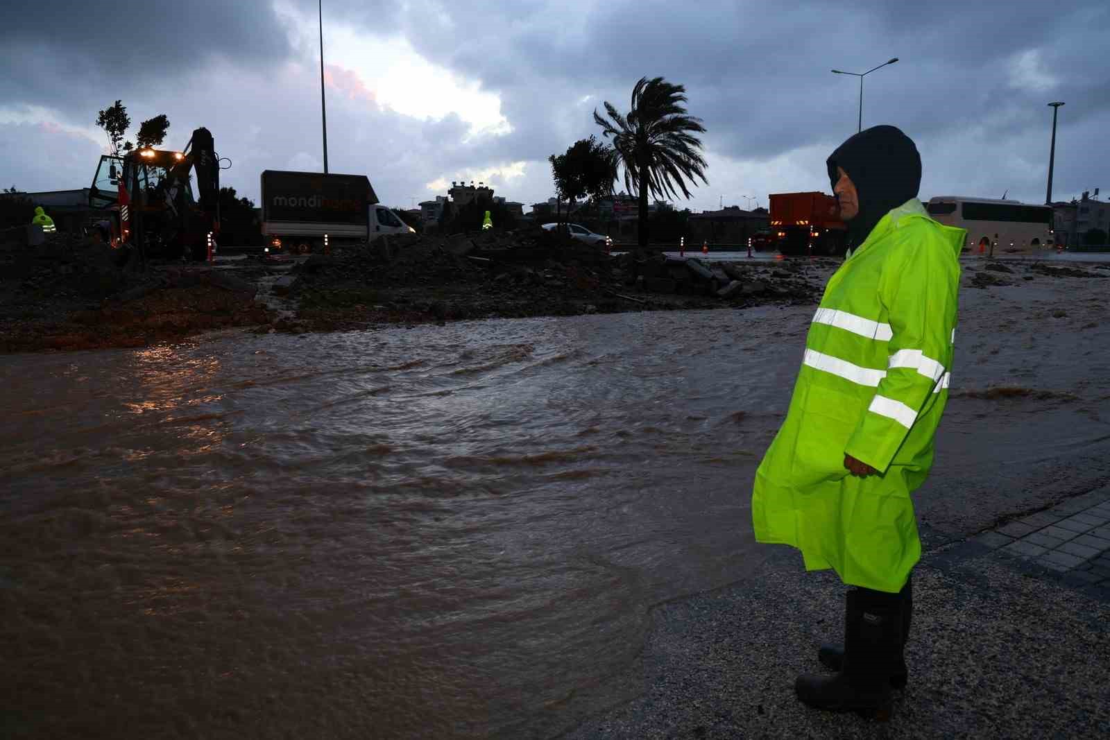 Manavgat’ta yoğun yağış etkili oldu, yollar göle döndü
