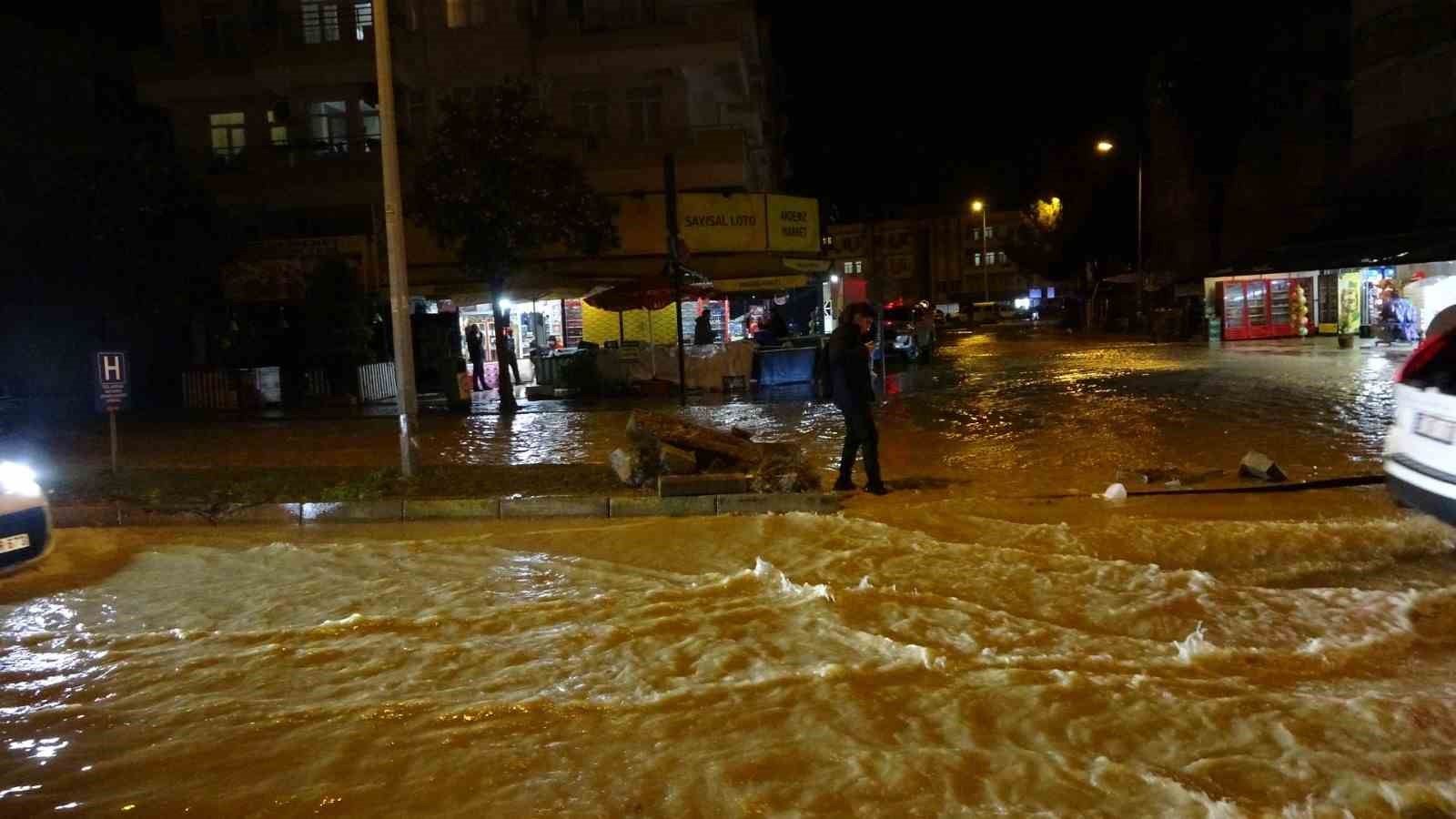 Manavgat’ta yoğun yağış etkili oldu, yollar göle döndü
