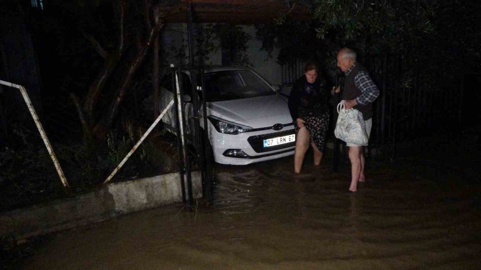 Manavgat’ta yoğun yağış etkili oldu, yollar göle döndü
